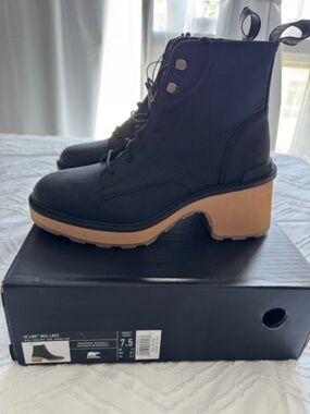 SOREL Hi-Line Heel Lace Boot - NEW - Black - Size 7.5